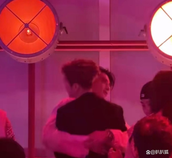 王鹤棣“公主抱”王嘉尔，暗藏多少玄机？