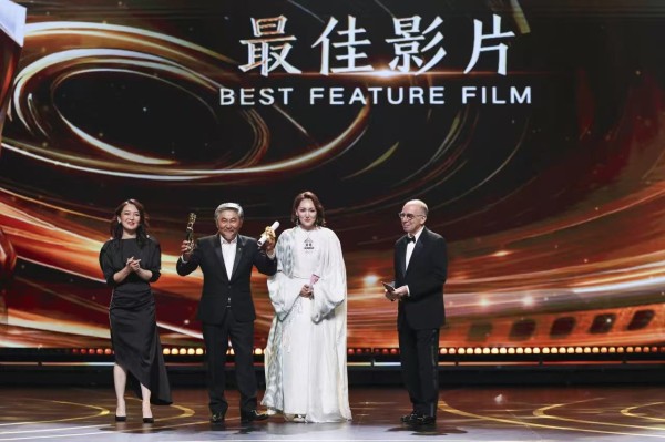 最佳影片《黑，红，黄》主创和朱塞佩·托纳多雷 上影节供图