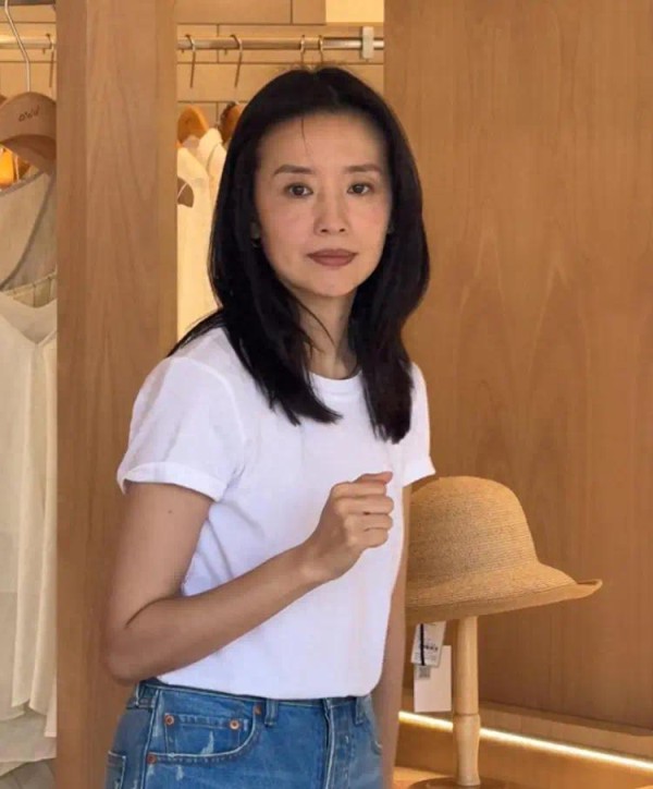 董洁在阿那亚卖衣服，对顾客笑脸相迎，真人个头不高能看出年纪