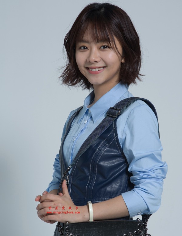 谭松韵拍摄某电视剧定妆照花絮照片，性感连衣裙、皮裙肉丝美腿等多种造型，放大可看清肌肤纹理，高清4K分辨率原图无修生图下载（至尊）