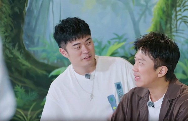 陈赫两人对话场景：一人安慰另一人。