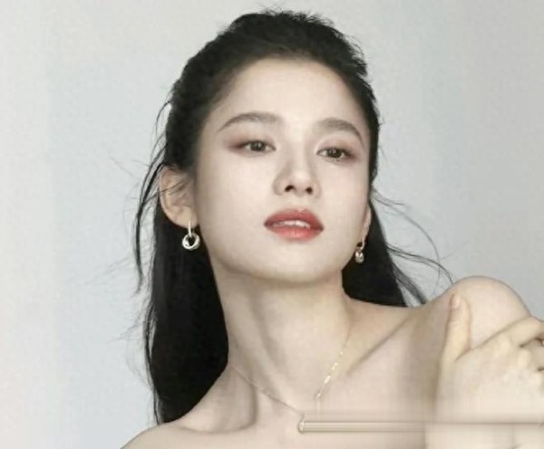 在竞争激烈的娱乐圈中，张婧仪和刘冲是如何相互支持和鼓舞的？