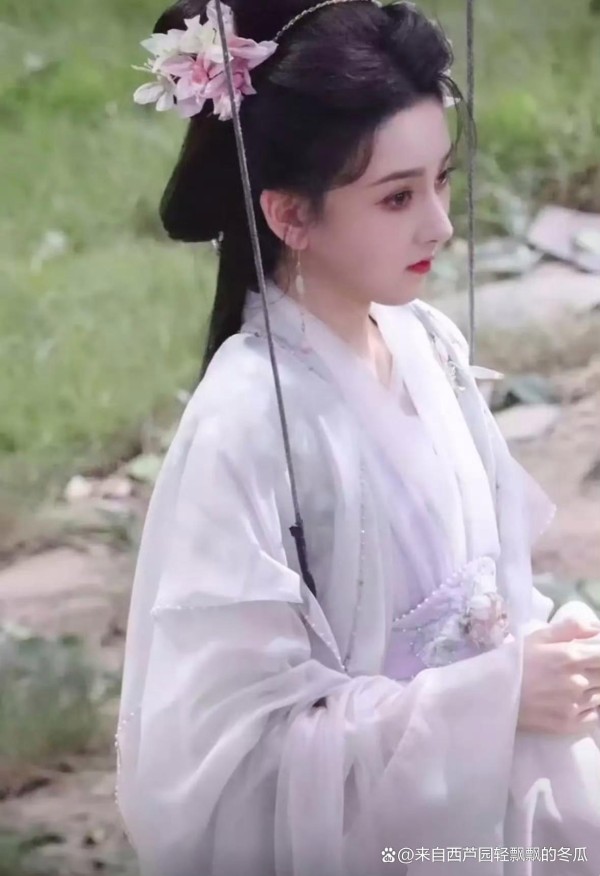 以微光暖人心，从宋祖儿帮林允提裙看娱乐圈温情力量