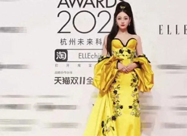 迪丽热巴ELLE盛典造型引争议,红毯造型登上热搜后