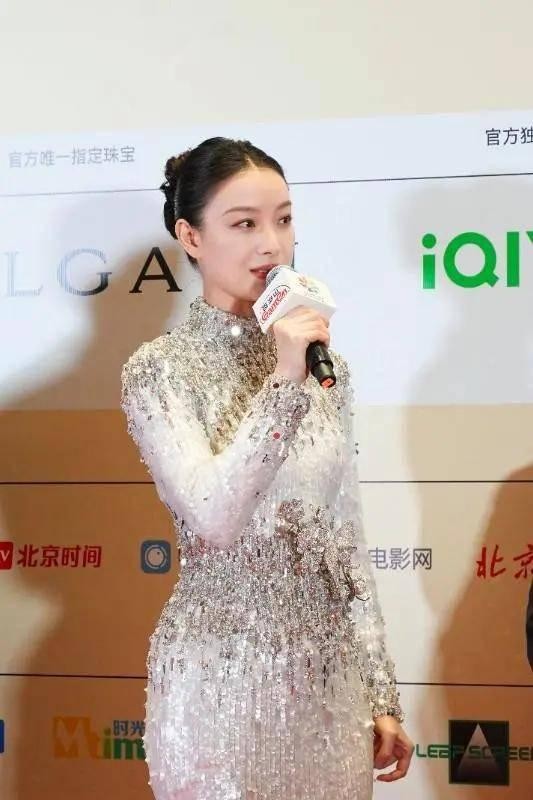 北影节红毯撕 X 现场！倪妮深 V 张雨绮旗袍，谁把红毯美到裂开？