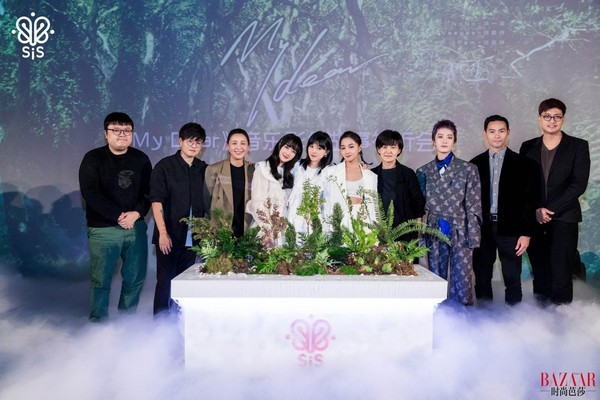 sis组合出道仪式合影.jpg-1600_1066