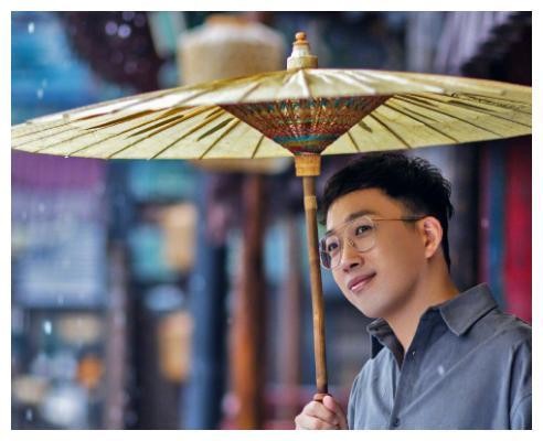 于正新签大三新人，撞脸半个娱乐圈男星，他能成为新任流量吗？