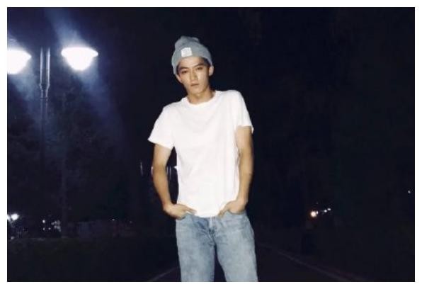 于正新签大三新人，撞脸半个娱乐圈男星，他能成为新任流量吗？