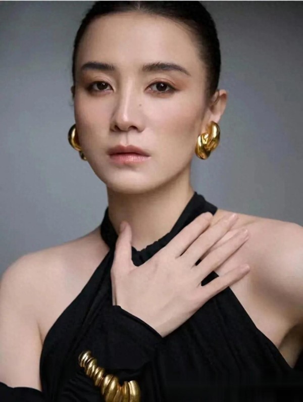 《宋佳700万捐款：致敬教育英雄背后的真心与炒作之争》