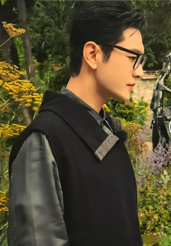 黄晓明的个人成就如下: ...@老高看娱乐Thk的动态