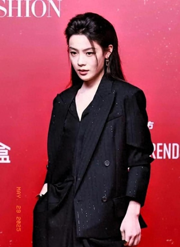 陈丽君红毯造型