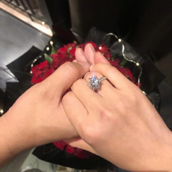 何雯娜晒钻戒官宣被求婚消息：人生的第二个起点