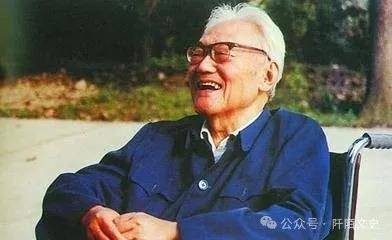 他将妻子的骨灰放在枕边，夜夜共眠33年，遗嘱感人肺腑