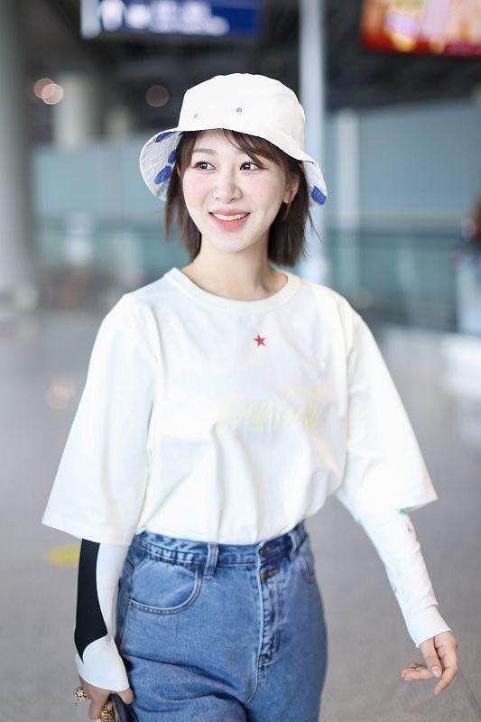 杨紫终于选对风格，机场穿搭美出新高度，显瘦又显高级！