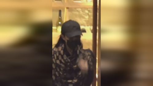 刘亦菲带助理一起吃韩式烤肉路透，身着黑色休闲装！