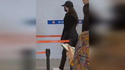 刘亦菲机场路透，神仙姐姐身穿紧身裤惊艳众人 腰细腿长比例完美