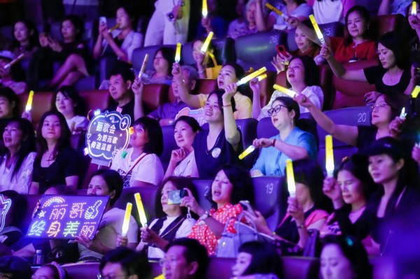 六载歌声暖星河：西乡歌手黄曼丽慈善音乐会汇聚深港穗中 爱心守护孤独症儿童