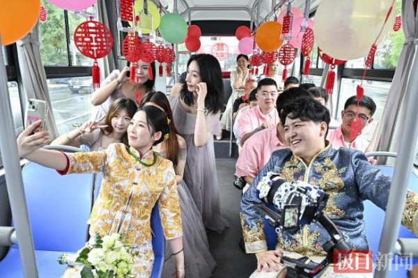 湖北一对新人租公交车当婚车 低碳婚礼引领新风尚
