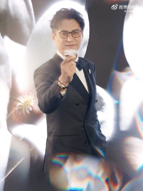 靳东获白玉兰最佳男主角，玉兰荣光映星途