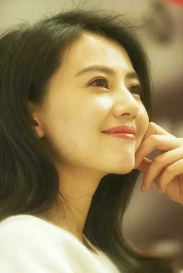 快乐的人生：今日娱乐圈十大颜值高手榜单揭晓！这份榜单不仅是一场颜值的较量，更是一场对美的赞美与尊崇。来看看今日娱乐圈的颜值担当们吧！
榜首之位被沈梦辰和高圆圆一同独占，她们的颜值已经不再是数字能够衡量的，宛如天仙般的存在，美得让人心驰神往。
紧随其后的是王丽坤，她以95分的颜值稳坐次席，无论是甜美还是性感，她都能游刃有余地驾驭。
邱淑贞、王祖贤、佟丽娅等美人们也在榜单中占据了一席之地，她们各具特色...