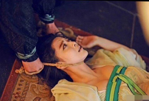 观众看着她被折磨的模样，也只是感叹服装和道具都蛮逼真的，只有她的演技略尴尬。