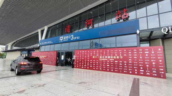 值得一提的是，怀柔-密云线列车采用的是CRH6F-A型电力动车组，额定载客量643人，列车上配套设施完善，有WIFI、充电插座、无障碍卫生间等人性化设施；车门两侧还贴心设置了“北京市郊铁路微信公众号”二维码及“怀密线出游导引地图”二维码，便于乘坐怀柔-密云线的市民了解更多出行信息。