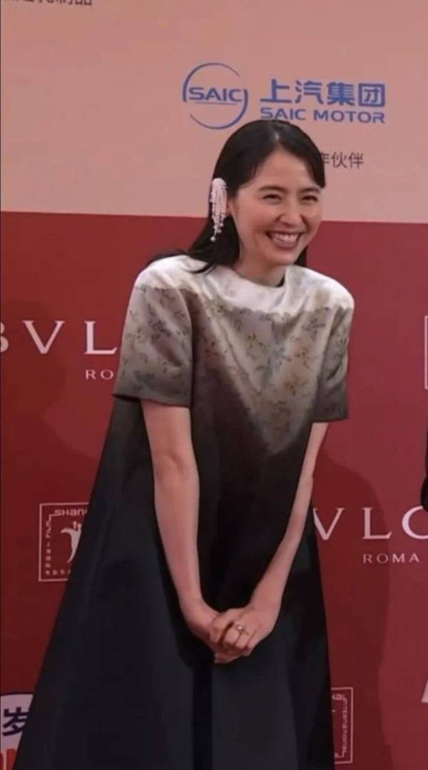 黄晓明上影节闭幕红毯造型 瘦身惊人帅气亮相