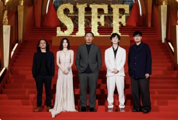 黄晓明上影节闭幕红毯造型 瘦身惊人帅气亮相