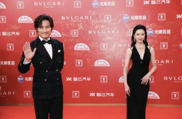 黄晓明上影节闭幕红毯造型 瘦身惊人帅气亮相