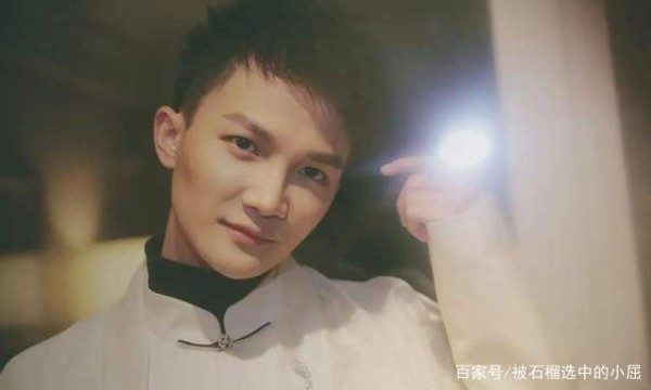 周深的成名之路坎坷：他小时候因为嗓子被嘲笑，好嗓子也被淘汰了