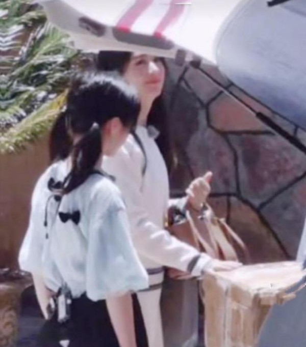 明星生活揭秘：当红小花旦深夜街头买菜，接地气反差萌圈粉无数