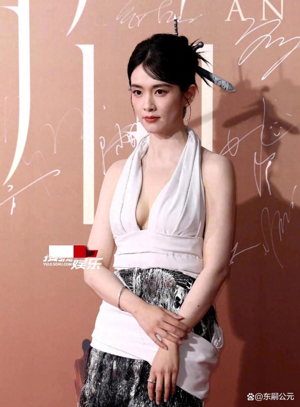 时尚盛典红毯翻车现场：女星当众摔倒，压轴之争引热议