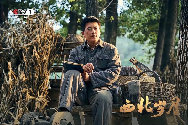 靳东白玉兰封帝，一句“渐行渐远”撕开演艺圈的皇帝新衣