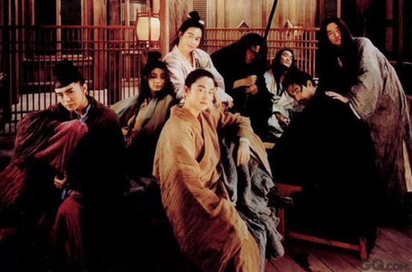 王家卫导演的作品向来都是以明星堆出来的阵容，最让人津津乐道的莫过于带了一群演员跑到大漠拍了2年的《东邪西毒》，以张国荣饰演的“西毒”为主轴，带出了“东邪”梁家辉、“北丐”张学友，其它还包括了林青霞、刘嘉玲、梁朝伟…等人，可说是汇集了当时香港一流演员，不过也因为花费超支，王家卫的好友刘镇伟将原班人马拿到手里拍了一部贺岁巨作《射雕英雄传之东成西就》，反而更为人知。