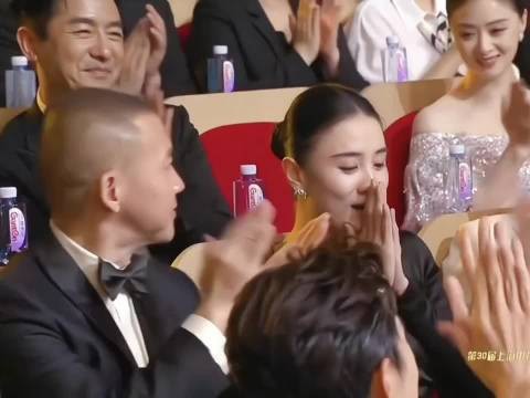 宋佳荣获视后全场欢呼