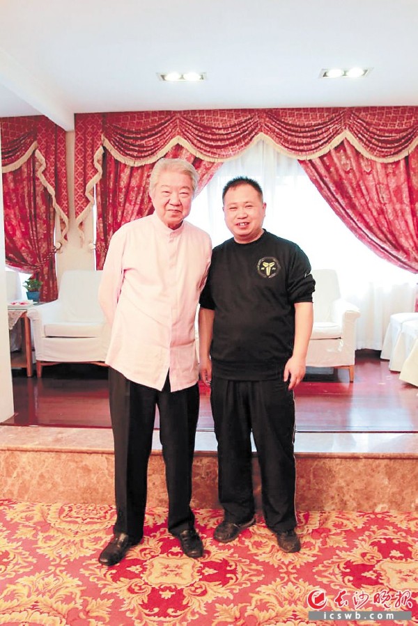 蔡澜先生与本报记者（右）。长沙晚报通讯员 龙维 摄