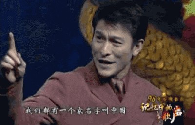 刘德华“七块腹肌”造型展出大受欢迎，围着照相的粉丝都是阿姨了