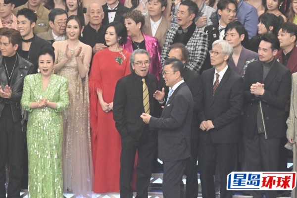 姜大卫与高层闲聊。