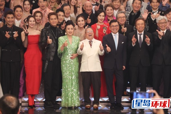 无线行政主席许涛、总经理（节目内容营运）曾志伟、总经理（商务营运）萧世和一同影大合照。