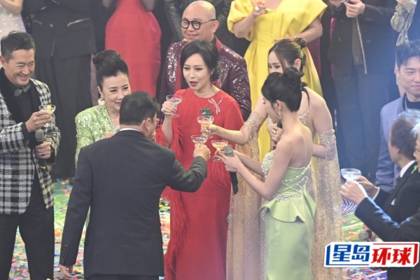 汪明荃、顾纪筠、陈贝儿等与高层祝酒。