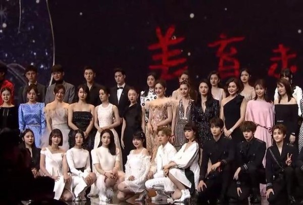 明星慈善夜不争C位，赵丽颖与baby礼服引网友注意，穿啥都好看