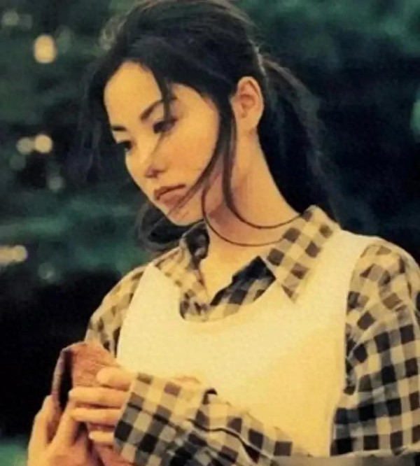 明星育儿频上热搜 天价账单曝光引争议 普通人该学啥