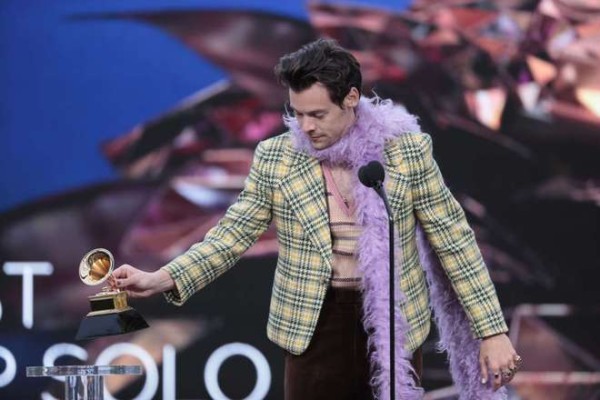 数据显示Harry Styles和Billie Eilish是今年最受欢迎的时尚偶像