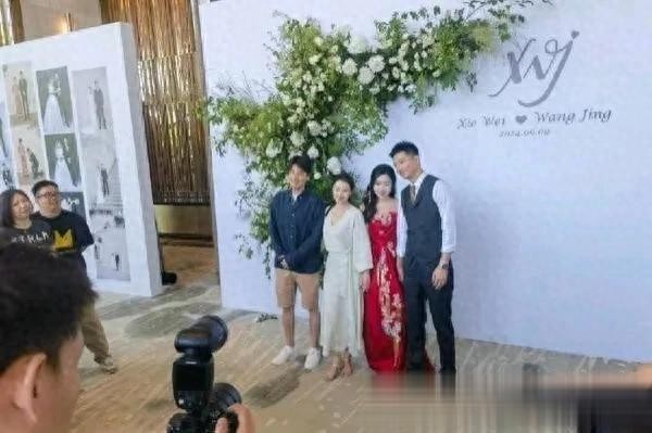 赵又廷高圆圆婚礼现场：绿裙璀璨，爱意浓情满溢