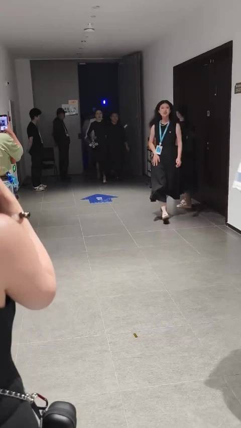 宋佳与男子搂腰引热议