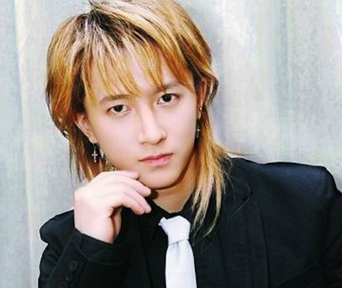 从曾经的韩范儿花美男与能歌善舞的俊朗少年，中韩T台杂志的宠儿，到近年各大国际时装周的座上宾，韩庚凭借他自身的努力与天赋，华丽变身为一名干净利落的时尚达人，然而谁都有不可回避的“黑历史”，韩庚一些在当年看起来很炫酷的造型，现在看来却略微有些“杀马特”，当然，这并不影响他现在的时髦形象。