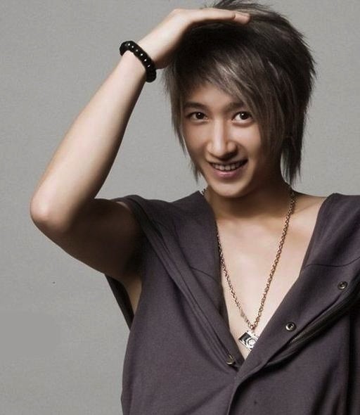 从曾经的韩范儿花美男与能歌善舞的俊朗少年，中韩T台杂志的宠儿，到近年各大国际时装周的座上宾，韩庚凭借他自身的努力与天赋，华丽变身为一名干净利落的时尚达人，然而谁都有不可回避的“黑历史”，韩庚一些在当年看起来很炫酷的造型，现在看来却略微有些“杀马特”，当然，这并不影响他现在的时髦形象。