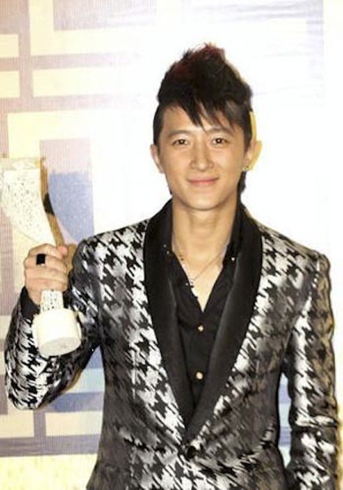 从曾经的韩范儿花美男与能歌善舞的俊朗少年，中韩T台杂志的宠儿，到近年各大国际时装周的座上宾，韩庚凭借他自身的努力与天赋，华丽变身为一名干净利落的时尚达人，然而谁都有不可回避的“黑历史”，韩庚一些在当年看起来很炫酷的造型，现在看来却略微有些“杀马特”，当然，这并不影响他现在的时髦形象。