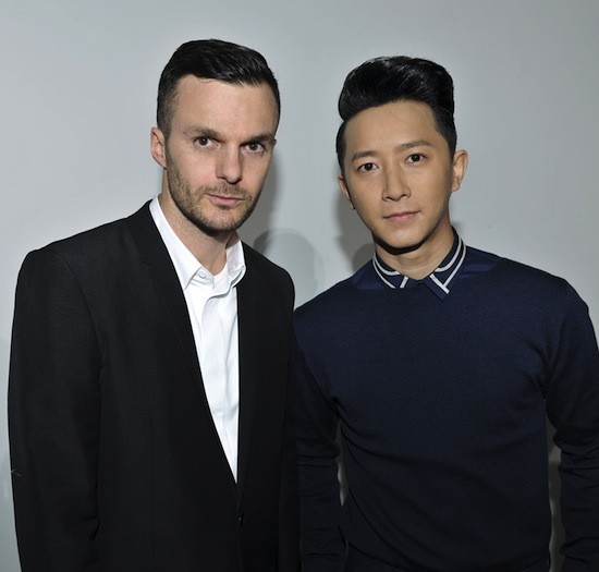 从曾经的韩范儿花美男与能歌善舞的俊朗少年，中韩T台杂志的宠儿，到近年各大国际时装周的座上宾，韩庚凭借他自身的努力与天赋，华丽变身为一名干净利落的时尚达人，然而谁都有不可回避的“黑历史”，韩庚一些在当年看起来很炫酷的造型，现在看来却略微有些“杀马特”，当然，这并不影响他现在的时髦形象。