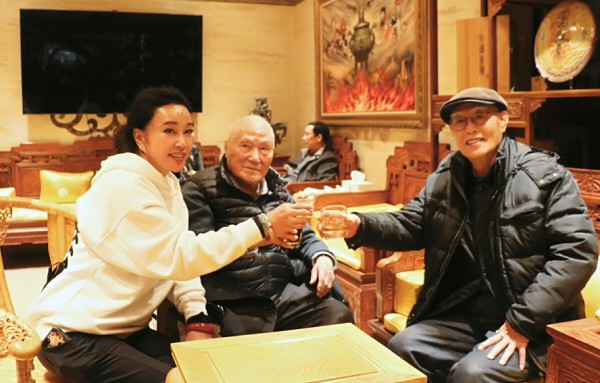 刘晓庆不忘师恩,国华影视基地宴请恩师张勇手
